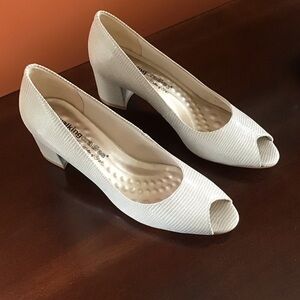 🆕 Creamy Taupe Heels 🦋